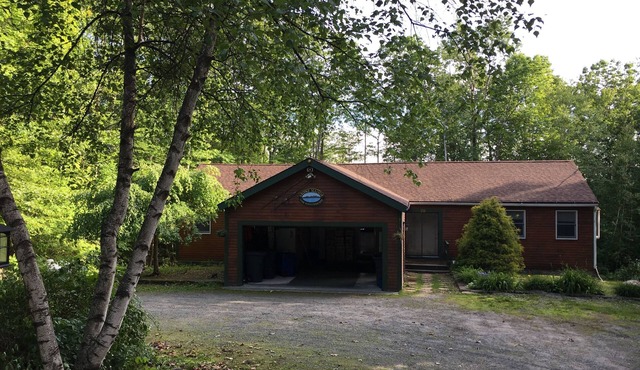 Lake Winni, walk to the beach, boat ramp, 3 acres, pool table, firepit, canoe