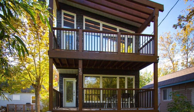 Lake Winnipeg luxury Beach House with hot tub