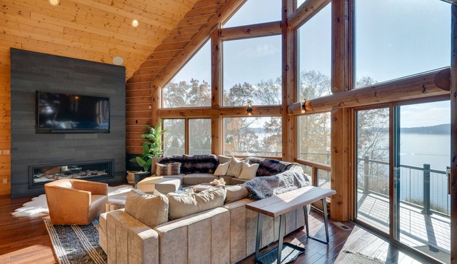 Lake Wisconsin Lodge w/ Dock & Pool Near Skiing!