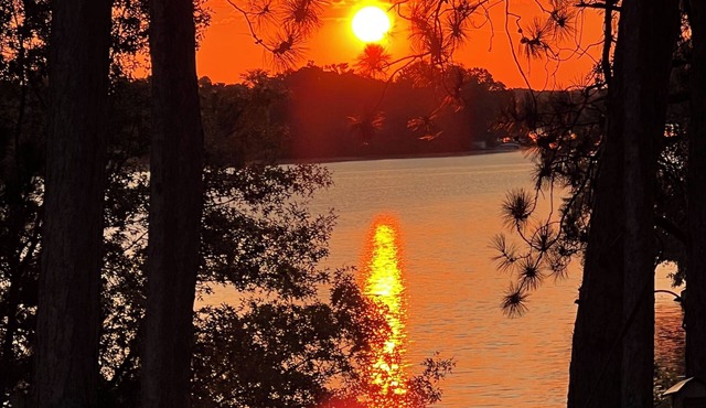 🔥 🔥 Lake Wissota Lakefront · 3 Queens + Twin · Fire Pit · 2 Docks Sunset Views