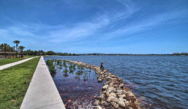 Lake Worth Apt w/Ocean View ~1 Mile to Beach!