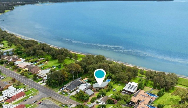 LAKEDGE RETREAT - LAKEFRONT, POOL + 3 ENSUITES