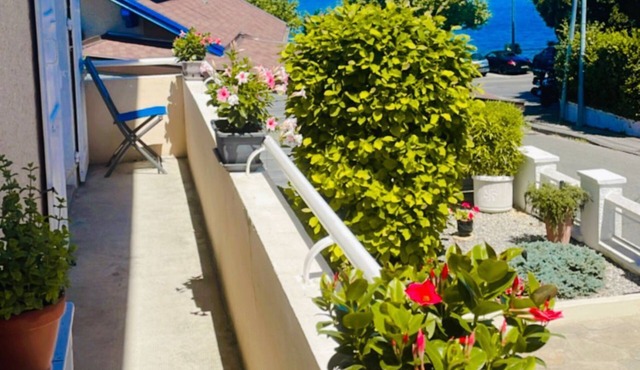 Lakefront house with garden, close to beaches. 3.5 km from Evian