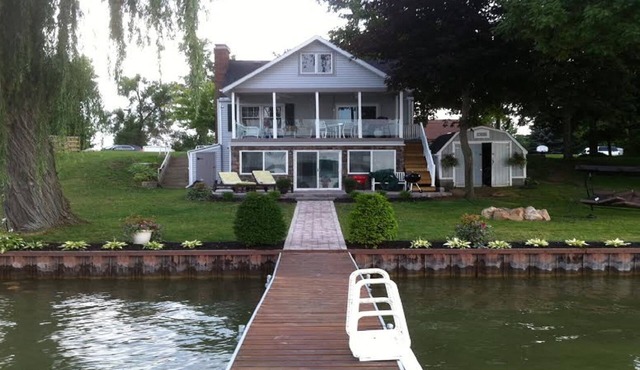 Lakefront home- all amenities & beautiful view. Updated beds/carpet/furniture