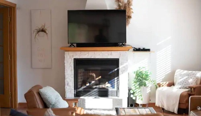 Lakefront Cottage: Family friendly, Remote work friendly, 30 nights min stay