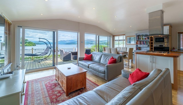 Lakefront Lodge with direct lake access - Fallbarrow Park, Bowness