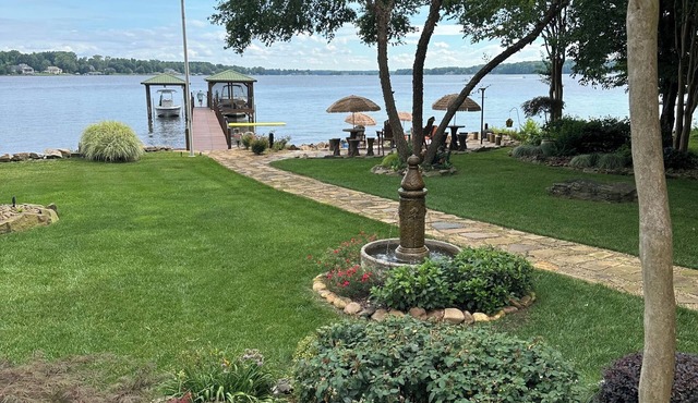 LAKEFRONT GARDEN COTTAGE- beach, screened porch, dock, private, amazing views