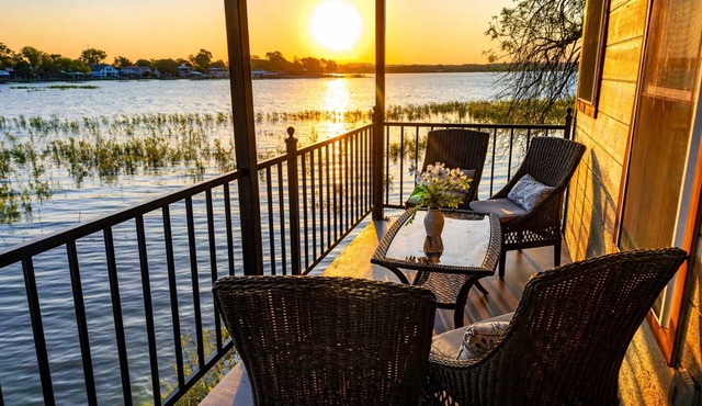 LakeFront, 10 Bed, 8 bath, Pool, Treehouse, Hottub, GameRoom,Largest N Texas STR