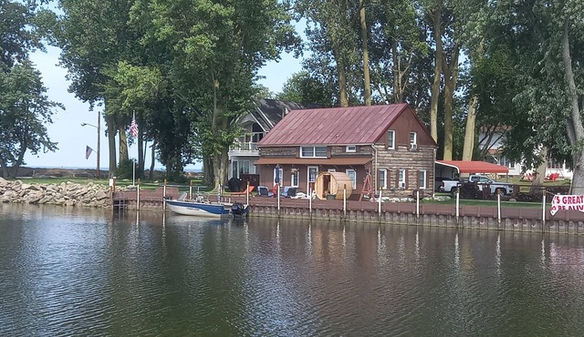 Lakefront 1928 Log Cabin w/Sauna, Docking, Fishing, Patio, Big Yard & Balcony