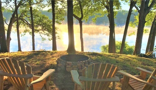 LAKEFRONT 1930s CABIN! GRAND VIEWS! KAYAKS! DOCK! TRAILS! NATURE! RELAX!