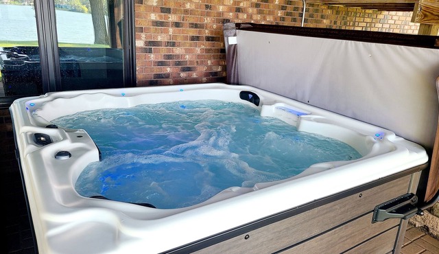 Lakefront: 2-7p, Hot Tub+ Fireplace + Kayaks + Pool Table + Ice Fishing