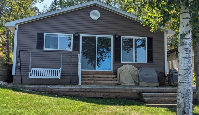 Lakefront 2-bed 2 bath, Boat,Beach,AC, wifi & newly renovated. Sun to Fri only