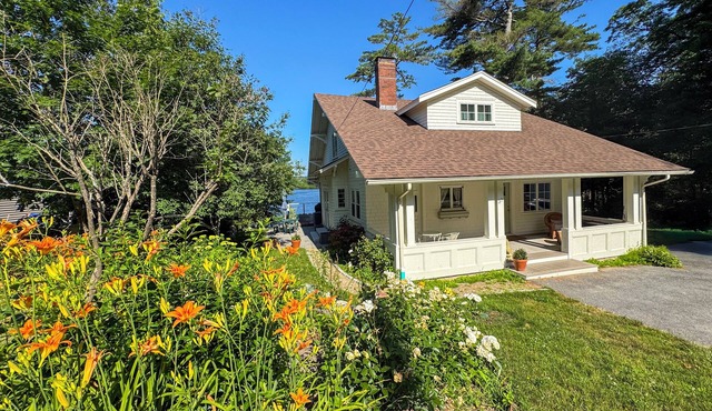 Lakefront 2 Bed/3 bath + Extra Bed off of living room
