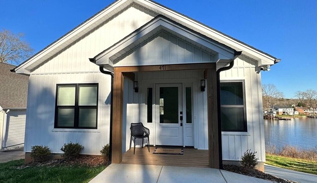 Lakefront 2 BR Cottage sleeps 6 with private dock, kayaks, and heated patio
