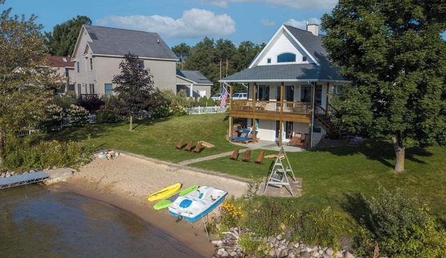Lakefront | 2 Saunas, Firepit, Kayaks, Dock & Boat