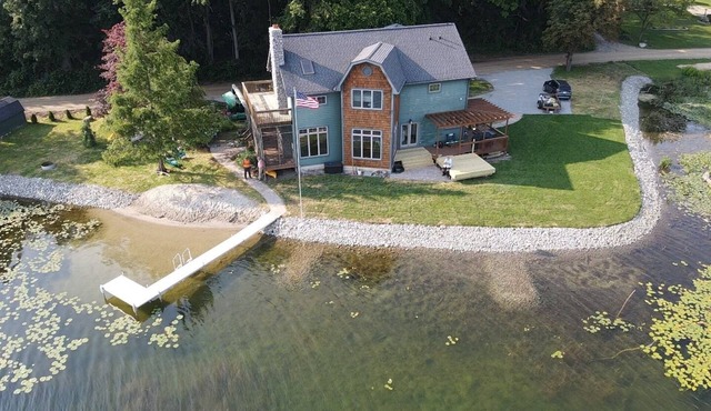 Lakefront 270 view, fireplace, hot tub, wineries! Spring IS coming. Book now!