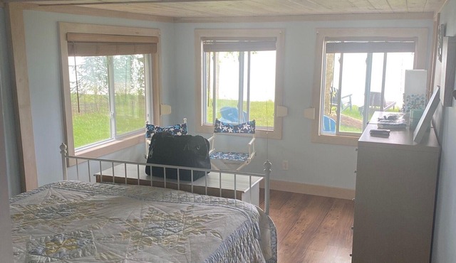 Lakefront 2bedroom cottage with loft! Right on Lake Erie! Private beach!
