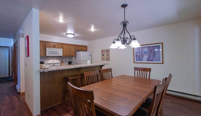 Lakefront 2BR Condo: Balcony, Hot Tub, & Sauna at The Rushes