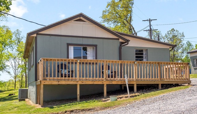 Lakefront 2BR Cottage, Private Deck & Boat Slip on Kentucky Lake