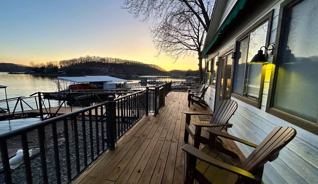 Lakefront 2BR retreat in Sunrise Beach/Dock+ Sunset Views