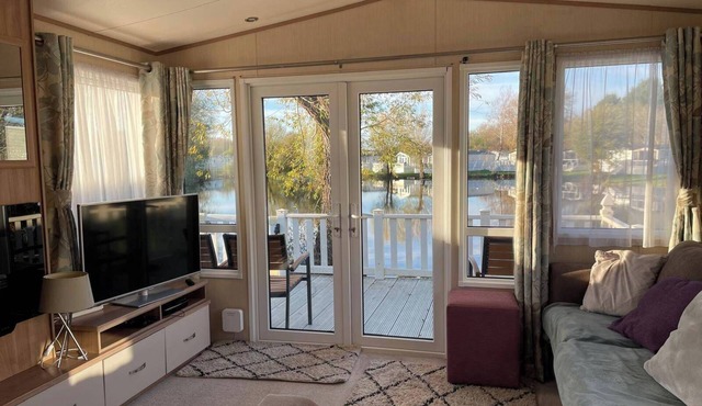 Lakefront 3-Bed Lodge - Hoburne Resort Escape