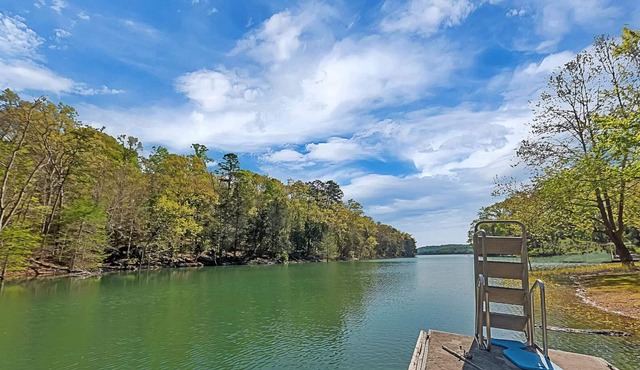 Lakefront 3-bedroom 2-bath apartment on Norris Lake. Just minutes from Knoxville