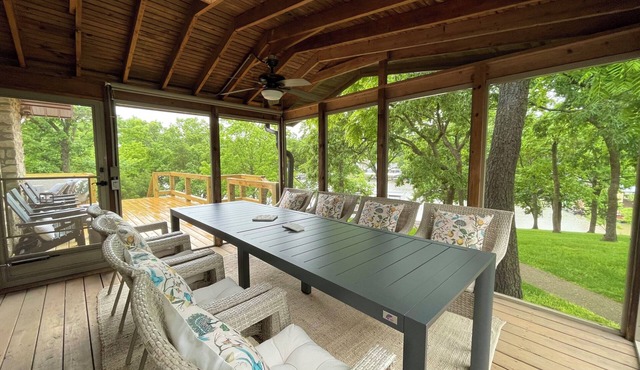 Lakefront 3-bedroom, 3.5 bath - enclosed porch, private dock, hot tub & fire pit