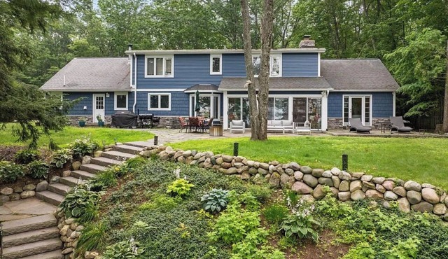 Lakefront 3-bedroom house with AC & Heat on Burt Lake