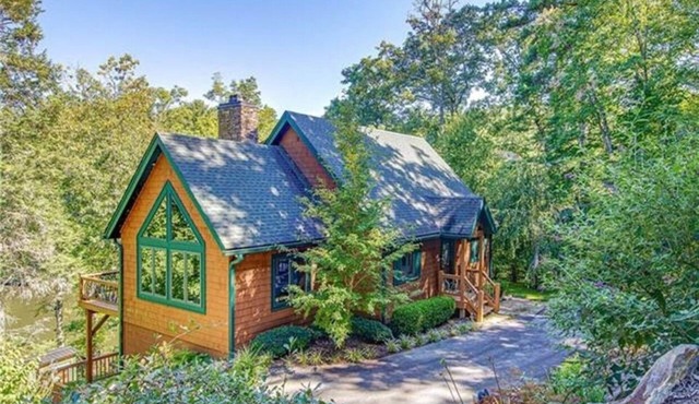 Lakefront 3 bedroom cabin sleeps 10, 8 minute drive to Gorges State Park