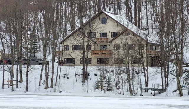 LAKEFRONT 3-bedroom Chateau Getaway at Whitecap Mountains Resort Unit 1