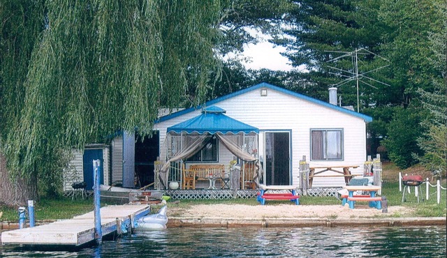 Lakefront 3 Bedroom Cottage On Chain Of Lakes Private Sandy Beach, Pet Friendly