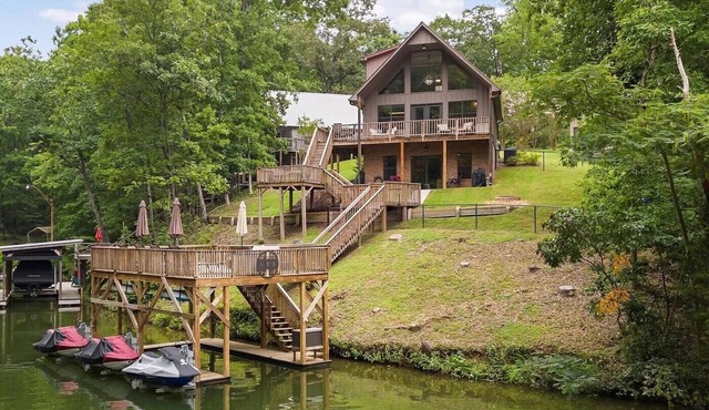 Lakefront 3-bedroom cottage on Watts Bar Lake with boat slip!