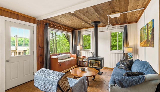 Lakefront 3 Bedroom Cottage - sleeps 6