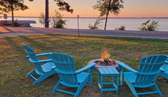 Lakefront 3-bedroom cottage with private dock & amazing sunset view