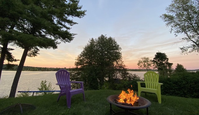 Lakefront 3 Bedroom Cottage on quiet dead-end street