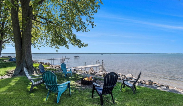 Lakefront 3-bedroom cottage on Sand Point with AC, WiFi, King bed, Firepit