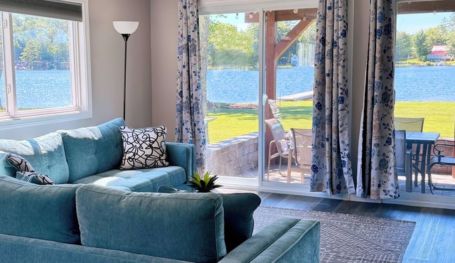 Lakefront 3-bedroom Duplex on Lake Winnisquam, docks, Beach, WiFi, AC.nB1A