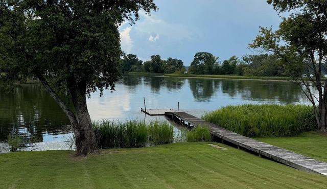 Lakefront 3-bedroom house in Birchwood with Private Pool, docks, and WiFi.