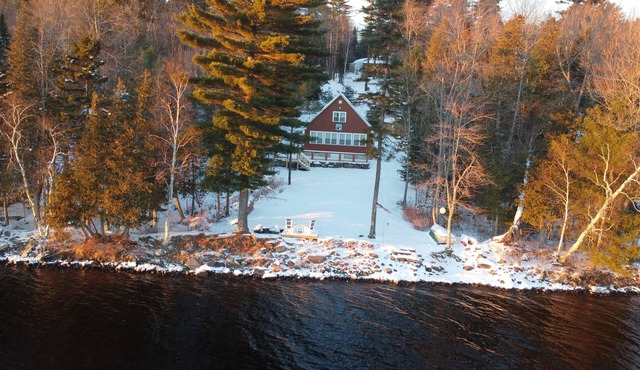 Lakefront 3-bedroom home for Adventure or Relaxing