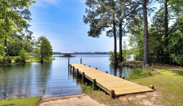 Lakefront 3-bedroom home with private dock and ramp on Lake Marion, Manning, SC