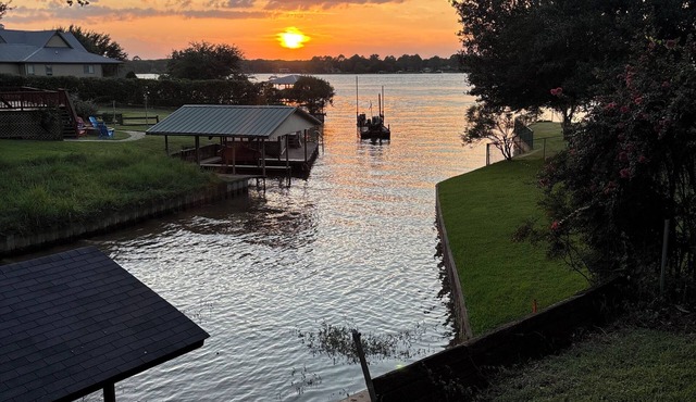Lakefront 3-bedroom house at Cedar Creek Reservoir with amzing views