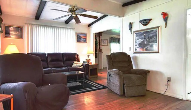 Lakefront 3 Bedroom Pet family with fishing dock