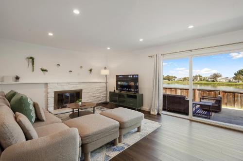 Lakefront 3 Bedroom Retreat with Beautiful Water Views