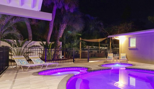 Lakefront 3-Bedroom Ground-Floor Suite Heated Pool & Spa Steps to Beach