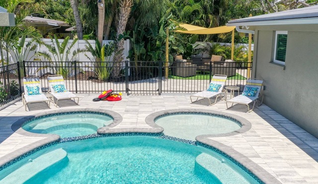 Lakefront 3-Bedroom Ground-Floor Suite Heated Pool & Spa Steps to Beach