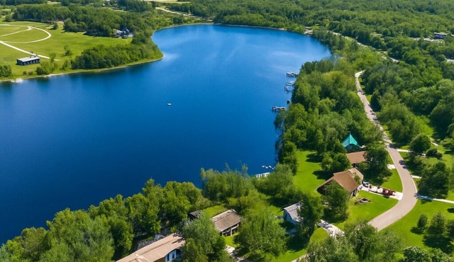 Lakefront 3-Bedroom Retreat on Susan Lake – 5 Mins in Charlevoix