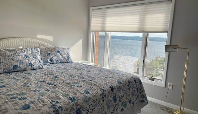 Lakefront 3-bedroom condo with AC and WiFi on Lake Chautauqua