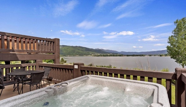 Lakefront 3 Bedroom Condo with Private Hot Tub