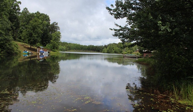 Lakefront 3 Bedroom, 2 Bath and Pet Friendly Near Chattooga River and Belle Farm