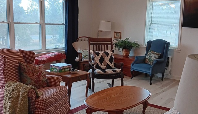 Lakefront 3-bedroom 2 bath lodge with AC in charming Scottsboro boat launch view